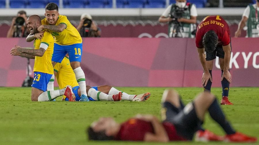 Played of Brazil pose after winning the gold medal defeating Spain 2-1 in the men's soccer final match at the 2020 Summer Olympics, Sunday, Aug. 8, 2021, in Yokohama, Japan. (AP Photo/Fernando Vergara)