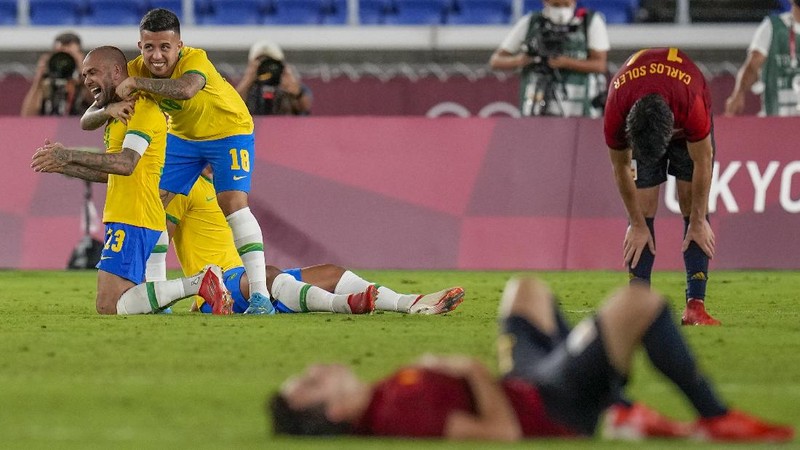 Played of Brazil pose after winning the gold medal defeating Spain 2-1 in the men's soccer final match at the 2020 Summer Olympics, Sunday, Aug. 8, 2021, in Yokohama, Japan. (AP Photo/Fernando Vergara)