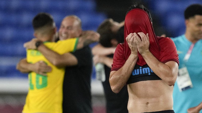 Played of Brazil pose after winning the gold medal defeating Spain 2-1 in the men's soccer final match at the 2020 Summer Olympics, Sunday, Aug. 8, 2021, in Yokohama, Japan. (AP Photo/Fernando Vergara)