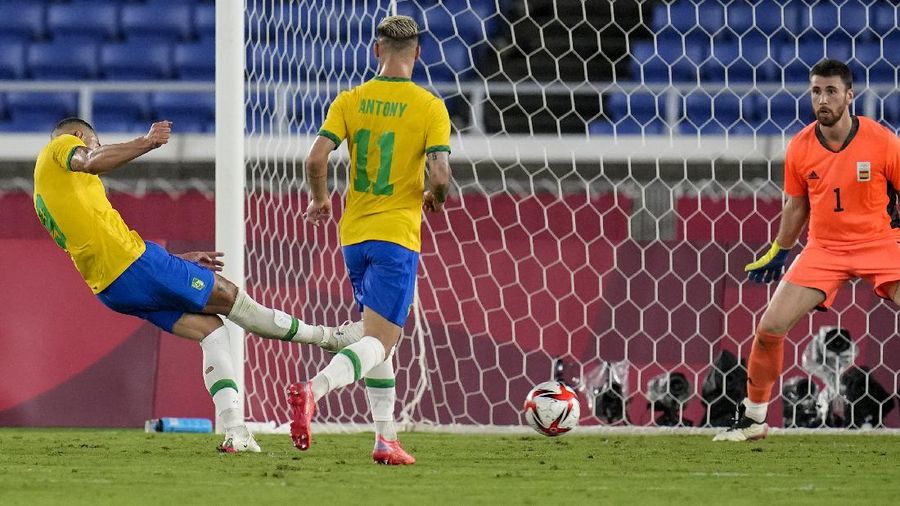 Played of Brazil pose after winning the gold medal defeating Spain 2-1 in the men's soccer final match at the 2020 Summer Olympics, Sunday, Aug. 8, 2021, in Yokohama, Japan. (AP Photo/Fernando Vergara)