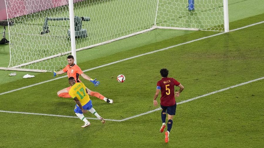 Played of Brazil pose after winning the gold medal defeating Spain 2-1 in the men's soccer final match at the 2020 Summer Olympics, Sunday, Aug. 8, 2021, in Yokohama, Japan. (AP Photo/Fernando Vergara)