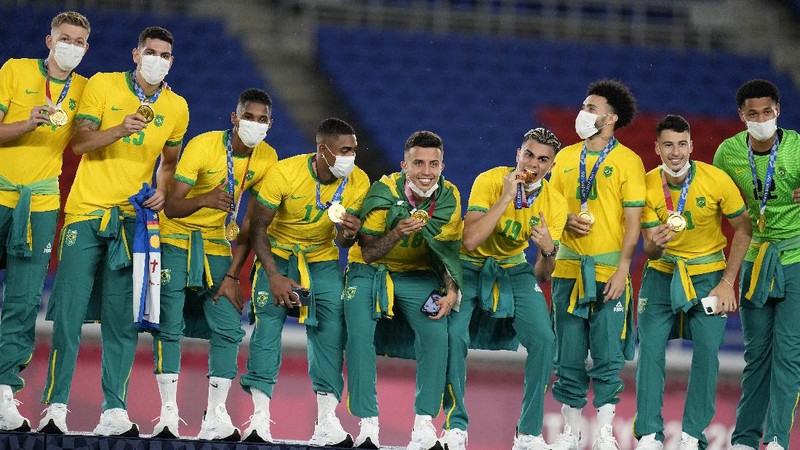 Played of Brazil pose after winning the gold medal defeating Spain 2-1 in the men's soccer final match at the 2020 Summer Olympics, Sunday, Aug. 8, 2021, in Yokohama, Japan. (AP Photo/Fernando Vergara)