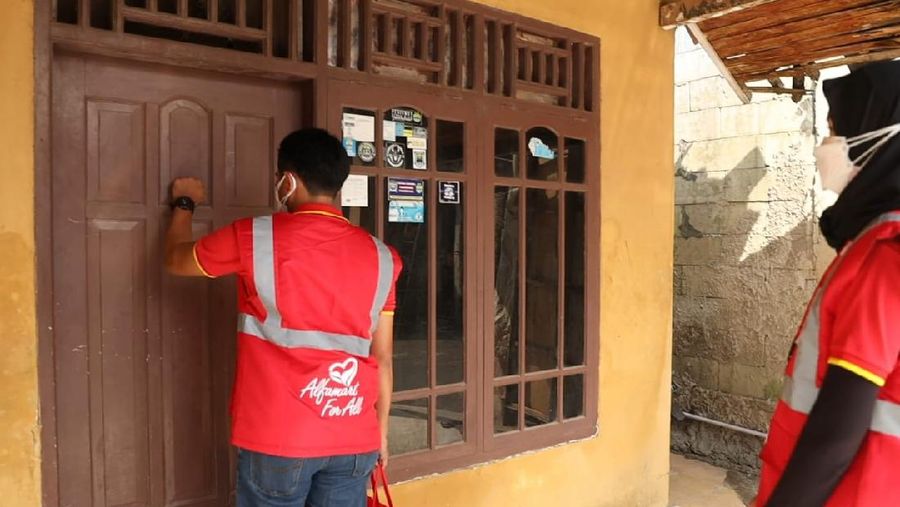 Alfamart memiliki cara unik dalam memberikan bantuan bagi masyarakat yang sedang menjalani isolasi mandiri atau isoman, khususnya bagi member setianya. Sebanyak 10,000 paket berisi beras, susu UHT, makanan instan, obat herbal dan biskuit dibagikan secara gratis melalui aplikasi Alfagift.