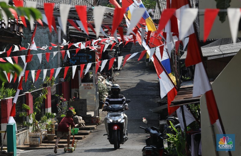 Warga melakukan tes antigen/pcr di Altomed, Kelapa Gading, Jakarta, Senin (9/8/2021). Menteri Koordinator Bidang Kemaritiman dan Investasi sekaligus Koordinator PPKM Jawa-Bali, Luhut Binsar Pandjaitan mengklaim pemerintah terus meningkatkan testing dan tracing atau pemeriksaan dan pelacakan kasus Covid-19.  Pemerintah bersama TNI, Polri dan lembaga lainnya akan terus berkoordinasi, memantau serta mengejar target tracing sebagai bentuk mitigasi terhadap penyebaran kasus Covid-19 di area Jawa dan Bali. Diketahui 9 Agustus 2021 merupakan hari terakhir PPKM level 4 setelah sebelumnya diperpanjang sejak 3 Agustus pekan lalu. Per 8 Agustus 2021, Kementerian Kesehatan melaporkan total jumlah pasien positif corona adalah 3.666.031 orang. Bertambah 26.415 orang dari hari sebelumnya, penambahan kasus positif terendah sejak 2 Agustus 2021. Sepanjang 3-8 Agustus 2021, jangka waktu perpanjangan PPKM Level 4, rata-rata pasien positif bertambah 33.872 orang per hari. Turun dibandingkan rata-rata enam hari sebelumnya yaitu 37.144 orang setiap harinya. Pantauan CNBC Indonesia di hari terakhir jalanan ibukota di kawasan Jalan Gatot Subroto sudah ramai. Pengendara roda dua maupun roda empat memadati kawasan tersebut. Mobilitas warga dalam lingkup pemukiman juga berjalan normal penerapan Pemberlakuan Pembatasan Kegiatan Masyarakat (PPKM) level 4 ini. (CNBC Indonesia/ Muhammad Sabki)