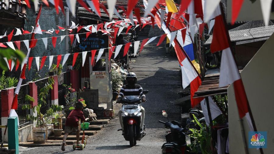 Warga melakukan tes antigen/pcr di Altomed, Kelapa Gading, Jakarta, Senin (9/8/2021). Menteri Koordinator Bidang Kemaritiman dan Investasi sekaligus Koordinator PPKM Jawa-Bali, Luhut Binsar Pandjaitan mengklaim pemerintah terus meningkatkan testing dan tracing atau pemeriksaan dan pelacakan kasus Covid-19.  Pemerintah bersama TNI, Polri dan lembaga lainnya akan terus berkoordinasi, memantau serta mengejar target tracing sebagai bentuk mitigasi terhadap penyebaran kasus Covid-19 di area Jawa dan Bali. Diketahui 9 Agustus 2021 merupakan hari terakhir PPKM level 4 setelah sebelumnya diperpanjang sejak 3 Agustus pekan lalu. Per 8 Agustus 2021, Kementerian Kesehatan melaporkan total jumlah pasien positif corona adalah 3.666.031 orang. Bertambah 26.415 orang dari hari sebelumnya, penambahan kasus positif terendah sejak 2 Agustus 2021. Sepanjang 3-8 Agustus 2021, jangka waktu perpanjangan PPKM Level 4, rata-rata pasien positif bertambah 33.872 orang per hari. Turun dibandingkan rata-rata enam hari sebelumnya yaitu 37.144 orang setiap harinya. Pantauan CNBC Indonesia di hari terakhir jalanan ibukota di kawasan Jalan Gatot Subroto sudah ramai. Pengendara roda dua maupun roda empat memadati kawasan tersebut. Mobilitas warga dalam lingkup pemukiman juga berjalan normal penerapan Pemberlakuan Pembatasan Kegiatan Masyarakat (PPKM) level 4 ini. (CNBC Indonesia/ Muhammad Sabki)