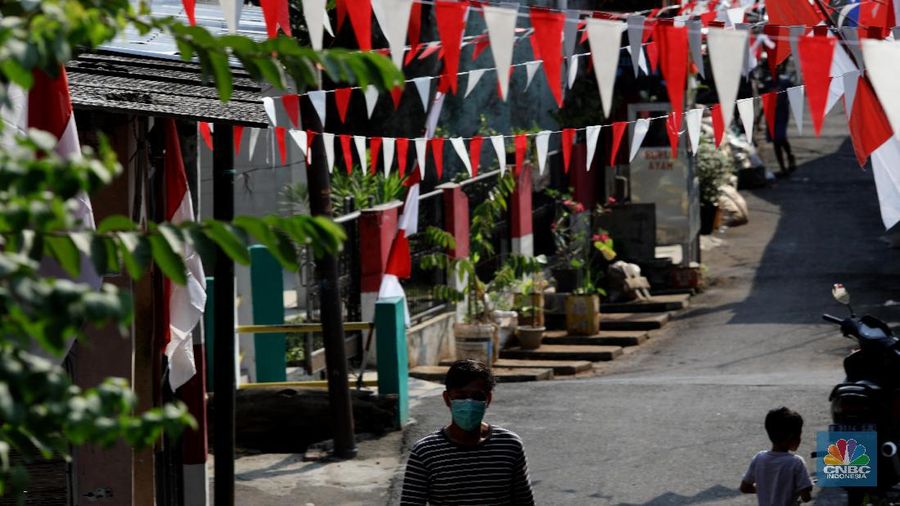 Warga melakukan tes antigen/pcr di Altomed, Kelapa Gading, Jakarta, Senin (9/8/2021). Menteri Koordinator Bidang Kemaritiman dan Investasi sekaligus Koordinator PPKM Jawa-Bali, Luhut Binsar Pandjaitan mengklaim pemerintah terus meningkatkan testing dan tracing atau pemeriksaan dan pelacakan kasus Covid-19.  Pemerintah bersama TNI, Polri dan lembaga lainnya akan terus berkoordinasi, memantau serta mengejar target tracing sebagai bentuk mitigasi terhadap penyebaran kasus Covid-19 di area Jawa dan Bali. Diketahui 9 Agustus 2021 merupakan hari terakhir PPKM level 4 setelah sebelumnya diperpanjang sejak 3 Agustus pekan lalu. Per 8 Agustus 2021, Kementerian Kesehatan melaporkan total jumlah pasien positif corona adalah 3.666.031 orang. Bertambah 26.415 orang dari hari sebelumnya, penambahan kasus positif terendah sejak 2 Agustus 2021. Sepanjang 3-8 Agustus 2021, jangka waktu perpanjangan PPKM Level 4, rata-rata pasien positif bertambah 33.872 orang per hari. Turun dibandingkan rata-rata enam hari sebelumnya yaitu 37.144 orang setiap harinya. Pantauan CNBC Indonesia di hari terakhir jalanan ibukota di kawasan Jalan Gatot Subroto sudah ramai. Pengendara roda dua maupun roda empat memadati kawasan tersebut. Mobilitas warga dalam lingkup pemukiman juga berjalan normal penerapan Pemberlakuan Pembatasan Kegiatan Masyarakat (PPKM) level 4 ini. (CNBC Indonesia/ Muhammad Sabki)