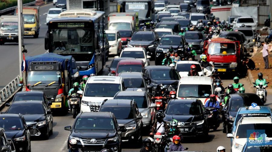 Warga melakukan tes antigen/pcr di Altomed, Kelapa Gading, Jakarta, Senin (9/8/2021). Menteri Koordinator Bidang Kemaritiman dan Investasi sekaligus Koordinator PPKM Jawa-Bali, Luhut Binsar Pandjaitan mengklaim pemerintah terus meningkatkan testing dan tracing atau pemeriksaan dan pelacakan kasus Covid-19.  Pemerintah bersama TNI, Polri dan lembaga lainnya akan terus berkoordinasi, memantau serta mengejar target tracing sebagai bentuk mitigasi terhadap penyebaran kasus Covid-19 di area Jawa dan Bali. Diketahui 9 Agustus 2021 merupakan hari terakhir PPKM level 4 setelah sebelumnya diperpanjang sejak 3 Agustus pekan lalu. Per 8 Agustus 2021, Kementerian Kesehatan melaporkan total jumlah pasien positif corona adalah 3.666.031 orang. Bertambah 26.415 orang dari hari sebelumnya, penambahan kasus positif terendah sejak 2 Agustus 2021. Sepanjang 3-8 Agustus 2021, jangka waktu perpanjangan PPKM Level 4, rata-rata pasien positif bertambah 33.872 orang per hari. Turun dibandingkan rata-rata enam hari sebelumnya yaitu 37.144 orang setiap harinya. Pantauan վ di hari terakhir jalanan ibukota di kawasan Jalan Gatot Subroto sudah ramai. Pengendara roda dua maupun roda empat memadati kawasan tersebut. Mobilitas warga dalam lingkup pemukiman juga berjalan normal penerapan Pemberlakuan Pembatasan Kegiatan Masyarakat (PPKM) level 4 ini. (վ/ Muhammad Sabki)