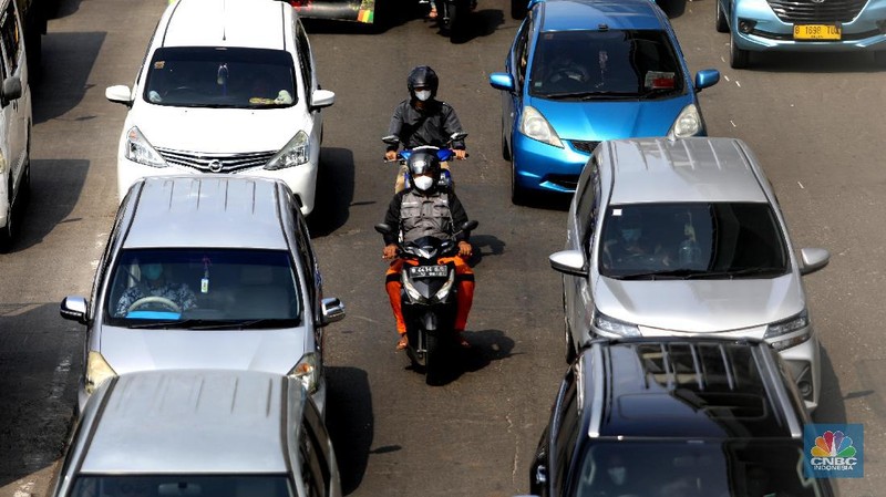 Warga melakukan tes antigen/pcr di Altomed, Kelapa Gading, Jakarta, Senin (9/8/2021). Menteri Koordinator Bidang Kemaritiman dan Investasi sekaligus Koordinator PPKM Jawa-Bali, Luhut Binsar Pandjaitan mengklaim pemerintah terus meningkatkan testing dan tracing atau pemeriksaan dan pelacakan kasus Covid-19.  Pemerintah bersama TNI, Polri dan lembaga lainnya akan terus berkoordinasi, memantau serta mengejar target tracing sebagai bentuk mitigasi terhadap penyebaran kasus Covid-19 di area Jawa dan Bali. Diketahui 9 Agustus 2021 merupakan hari terakhir PPKM level 4 setelah sebelumnya diperpanjang sejak 3 Agustus pekan lalu. Per 8 Agustus 2021, Kementerian Kesehatan melaporkan total jumlah pasien positif corona adalah 3.666.031 orang. Bertambah 26.415 orang dari hari sebelumnya, penambahan kasus positif terendah sejak 2 Agustus 2021. Sepanjang 3-8 Agustus 2021, jangka waktu perpanjangan PPKM Level 4, rata-rata pasien positif bertambah 33.872 orang per hari. Turun dibandingkan rata-rata enam hari sebelumnya yaitu 37.144 orang setiap harinya. Pantauan CNBC Indonesia di hari terakhir jalanan ibukota di kawasan Jalan Gatot Subroto sudah ramai. Pengendara roda dua maupun roda empat memadati kawasan tersebut. Mobilitas warga dalam lingkup pemukiman juga berjalan normal penerapan Pemberlakuan Pembatasan Kegiatan Masyarakat (PPKM) level 4 ini. (CNBC Indonesia/ Muhammad Sabki)