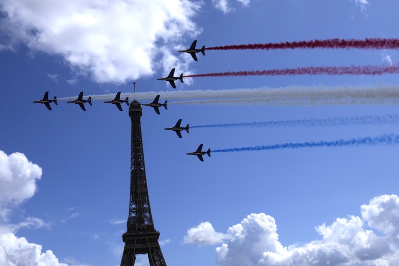 Pesta Tuan Rumah Olimpiade 2024 di Paris, Prancis Spectators gather at the Olympics fan zone in the Trocadero Gardens in front of the Eiffel Tower in Paris, Sunday, Aug. 8, 2021. Celebrations were held in Paris Sunday as part of the handover ceremony of Tokyo 2020 to Paris 2024, as Paris will be the next Summer Games host in 2024. The passing of the hosting baton will be split between the Olympic Stadium in Tokyo and a public party and concert in Paris. (AP Photo/Francois Mori)