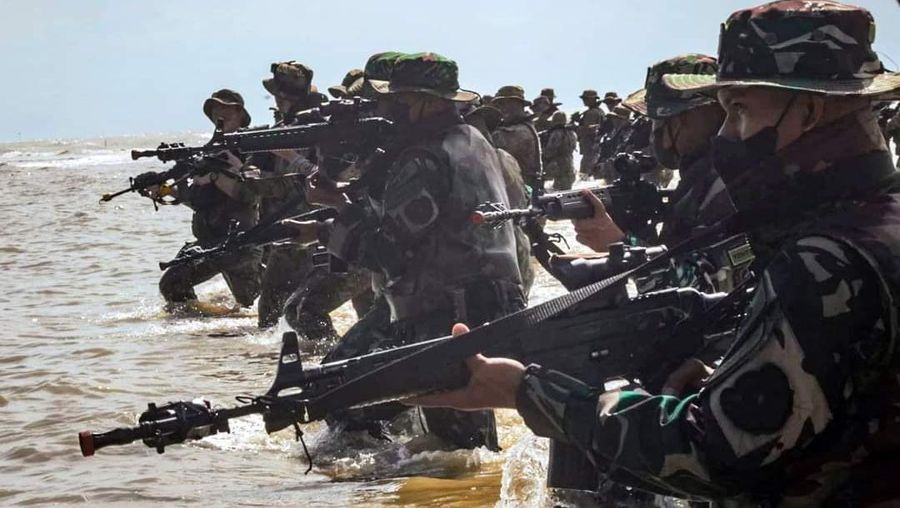 Latihan bersama Prajurit Angkatan Darat AS dengan Tentara Nasional Indonesia (TNI) Angkatan Darat di Amborawang, Kutai Kartanegara, Kalimantan Timur. (Tangkapan Layar Twitter @@25thID)