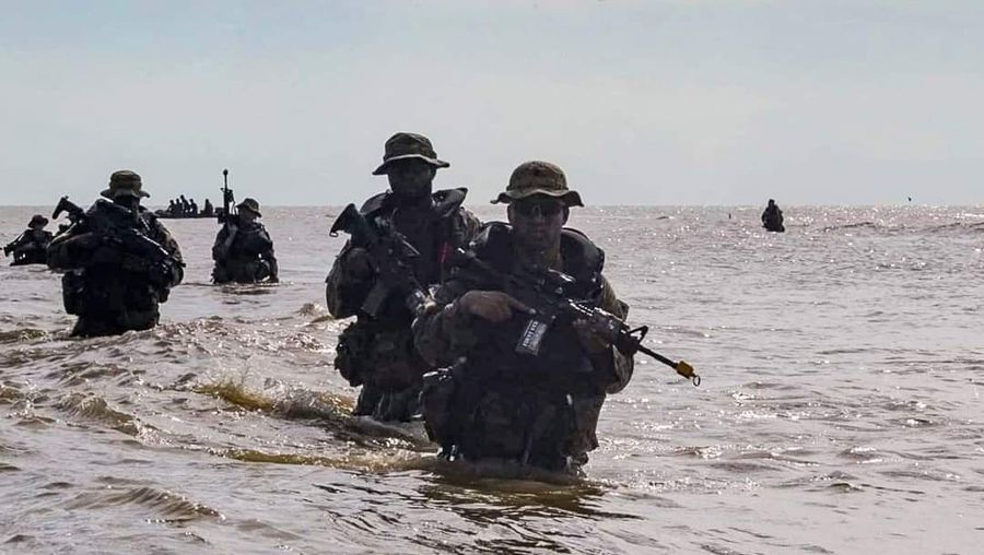 Latihan bersama Prajurit Angkatan Darat AS dengan Tentara Nasional Indonesia (TNI) Angkatan Darat di Amborawang, Kutai Kartanegara, Kalimantan Timur. (Tangkapan Layar Twitter @@25thID)