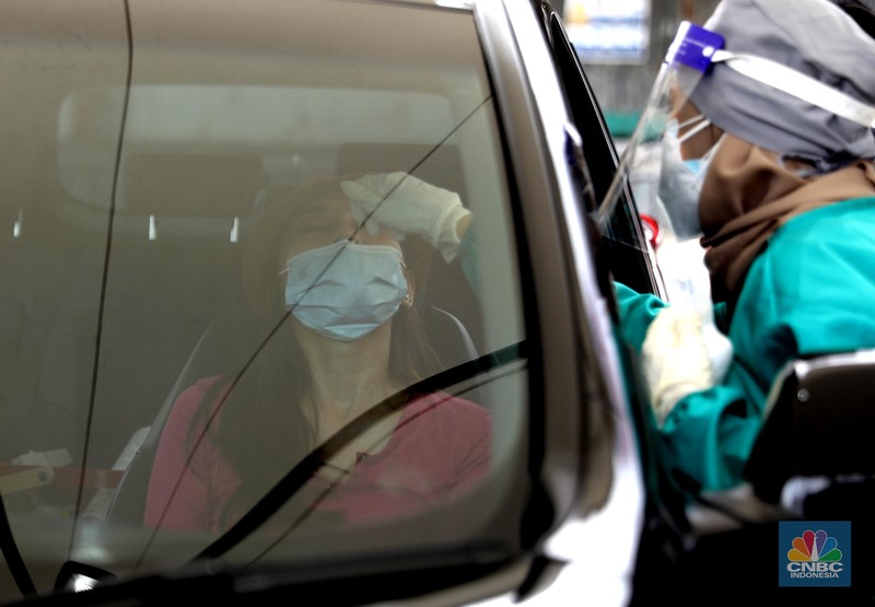 Pemeriksaan Covid-19 Warga melakukan tes antigen/pcr di Altomed, Kelapa Gading, Jakarta, Senin (9/8/2021). Menteri Koordinator Bidang Kemaritiman dan Investasi sekaligus Koordinator PPKM Jawa-Bali, Luhut Binsar Pandjaitan mengklaim pemerintah terus meningkatkan testing dan tracing atau pemeriksaan dan pelacakan kasus Covid-19. Pemerintah bersama TNI, Polri dan lembaga lainnya akan terus berkoordinasi, memantau serta mengejar target tracing sebagai bentuk mitigasi terhadap penyebaran kasus Covid-19 di area Jawa dan Bali. Diketahui 9 Agustus 2021 merupakan hari terakhir PPKM level 4 setelah sebelumnya diperpanjang sejak 3 Agustus pekan lalu. Per 8 Agustus 2021, Kementerian Kesehatan melaporkan total jumlah pasien positif corona adalah 3.666.031 orang. Bertambah 26.415 orang dari hari sebelumnya, penambahan kasus positif terendah sejak 2 Agustus 2021. Sepanjang 3-8 Agustus 2021, jangka waktu perpanjangan PPKM Level 4, rata-rata pasien positif bertambah 33.872 orang per hari. Turun dibandingkan rata-rata enam hari sebelumnya yaitu 37.144 orang setiap harinya. Pantauan CNBC Indonesia di hari terakhir jalanan ibukota di kawasan Jalan Gatot Subroto sudah ramai. Pengendara roda dua maupun roda empat memadati kawasan tersebut. Mobilitas warga dalam lingkup pemukiman juga berjalan normal penerapan Pemberlakuan Pembatasan Kegiatan Masyarakat (PPKM) level 4 ini. (CNBC Indonesia/ Muhammad Sabki)