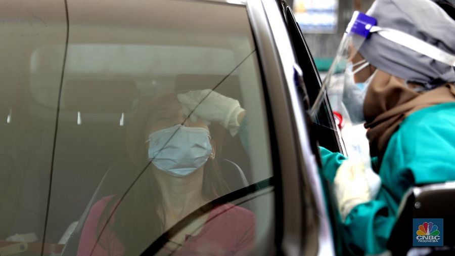 Warga melakukan tes antigen/pcr di Altomed, Kelapa Gading, Jakarta, Senin (9/8/2021). Menteri Koordinator Bidang Kemaritiman dan Investasi sekaligus Koordinator PPKM Jawa-Bali, Luhut Binsar Pandjaitan mengklaim pemerintah terus meningkatkan testing dan tracing atau pemeriksaan dan pelacakan kasus Covid-19.  Pemerintah bersama TNI, Polri dan lembaga lainnya akan terus berkoordinasi, memantau serta mengejar target tracing sebagai bentuk mitigasi terhadap penyebaran kasus Covid-19 di area Jawa dan Bali. Diketahui 9 Agustus 2021 merupakan hari terakhir PPKM level 4 setelah sebelumnya diperpanjang sejak 3 Agustus pekan lalu. Per 8 Agustus 2021, Kementerian Kesehatan melaporkan total jumlah pasien positif corona adalah 3.666.031 orang. Bertambah 26.415 orang dari hari sebelumnya, penambahan kasus positif terendah sejak 2 Agustus 2021. Sepanjang 3-8 Agustus 2021, jangka waktu perpanjangan PPKM Level 4, rata-rata pasien positif bertambah 33.872 orang per hari. Turun dibandingkan rata-rata enam hari sebelumnya yaitu 37.144 orang setiap harinya. Pantauan վ di hari terakhir jalanan ibukota di kawasan Jalan Gatot Subroto sudah ramai. Pengendara roda dua maupun roda empat memadati kawasan tersebut. Mobilitas warga dalam lingkup pemukiman juga berjalan normal penerapan Pemberlakuan Pembatasan Kegiatan Masyarakat (PPKM) level 4 ini. (վ/ Muhammad Sabki)