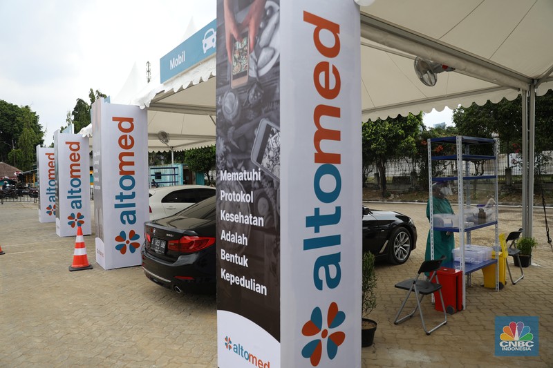 Warga melakukan tes antigen/pcr di Altomed, Kelapa Gading, Jakarta, Senin (9/8/2021). Menteri Koordinator Bidang Kemaritiman dan Investasi sekaligus Koordinator PPKM Jawa-Bali, Luhut Binsar Pandjaitan mengklaim pemerintah terus meningkatkan testing dan tracing atau pemeriksaan dan pelacakan kasus Covid-19.  Pemerintah bersama TNI, Polri dan lembaga lainnya akan terus berkoordinasi, memantau serta mengejar target tracing sebagai bentuk mitigasi terhadap penyebaran kasus Covid-19 di area Jawa dan Bali. Diketahui 9 Agustus 2021 merupakan hari terakhir PPKM level 4 setelah sebelumnya diperpanjang sejak 3 Agustus pekan lalu. Per 8 Agustus 2021, Kementerian Kesehatan melaporkan total jumlah pasien positif corona adalah 3.666.031 orang. Bertambah 26.415 orang dari hari sebelumnya, penambahan kasus positif terendah sejak 2 Agustus 2021. Sepanjang 3-8 Agustus 2021, jangka waktu perpanjangan PPKM Level 4, rata-rata pasien positif bertambah 33.872 orang per hari. Turun dibandingkan rata-rata enam hari sebelumnya yaitu 37.144 orang setiap harinya. Pantauan CNBC Indonesia di hari terakhir jalanan ibukota di kawasan Jalan Gatot Subroto sudah ramai. Pengendara roda dua maupun roda empat memadati kawasan tersebut. Mobilitas warga dalam lingkup pemukiman juga berjalan normal penerapan Pemberlakuan Pembatasan Kegiatan Masyarakat (PPKM) level 4 ini. (CNBC Indonesia/ Muhammad Sabki)