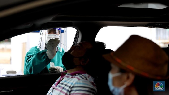 Warga melakukan tes antigen/pcr di Altomed, Kelapa Gading, Jakarta, Senin (9/8/2021). Menteri Koordinator Bidang Kemaritiman dan Investasi sekaligus Koordinator PPKM Jawa-Bali, Luhut Binsar Pandjaitan mengklaim pemerintah terus meningkatkan testing dan tracing atau pemeriksaan dan pelacakan kasus Covid-19. Pemerintah bersama TNI, Polri dan lembaga lainnya akan terus berkoordinasi, memantau serta mengejar target tracing sebagai bentuk mitigasi terhadap penyebaran kasus Covid-19 di area Jawa dan Bali. Diketahui 9 Agustus 2021 merupakan hari terakhir PPKM level 4 setelah sebelumnya diperpanjang sejak 3 Agustus pekan lalu. Per 8 Agustus 2021, Kementerian Kesehatan melaporkan total jumlah pasien positif corona adalah 3.666.031 orang. Bertambah 26.415 orang dari hari sebelumnya, penambahan kasus positif terendah sejak 2 Agustus 2021. Sepanjang 3-8 Agustus 2021, jangka waktu perpanjangan PPKM Level 4, rata-rata pasien positif bertambah 33.872 orang per hari. Turun dibandingkan rata-rata enam hari sebelumnya yaitu 37.144 orang setiap harinya. Pantauan CNBC Indonesia di hari terakhir jalanan ibukota di kawasan Jalan Gatot Subroto sudah ramai. Pengendara roda dua maupun roda empat memadati kawasan tersebut. Mobilitas warga dalam lingkup pemukiman juga berjalan normal penerapan Pemberlakuan Pembatasan Kegiatan Masyarakat (PPKM) level 4 ini. (CNBC Indonesia/ Muhammad Sabki)