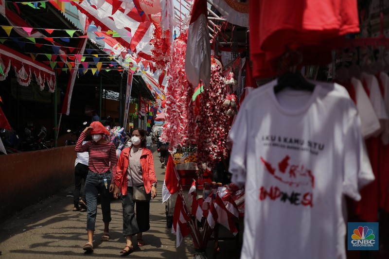Penjualan Pernak-pernik HUT Kemerdakaan RI (CNBC Indonesia/ Tri Susilo) Pedagang memasang pernak pernik bendera di kawasan Pasar Kramat Jati, Jakarta, Senin (9/8/2021). Pedagang mengeluhkan sepinya pembeli, momentum Hari Kemerdekaan RI seharusnya menjadi ladang rezeki dari menjual pernak pernik hiasan bendera merah putih.
Sahir (25) menjual pernak-pernik bendera sejak tahun 2013 ini mengatakan