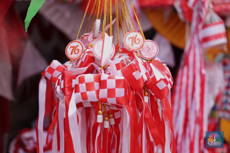 Penjualan Pernak-pernik HUT Kemerdakaan RI (CNBC Indonesia/ Tri Susilo) Pedagang memasang pernak pernik bendera di kawasan Pasar Kramat Jati, Jakarta, Senin (9/8/2021). Pedagang mengeluhkan sepinya pembeli, momentum Hari Kemerdekaan RI seharusnya menjadi ladang rezeki dari menjual pernak pernik hiasan bendera merah putih.
Sahir (25) menjual pernak-pernik bendera sejak tahun 2013 ini mengatakan