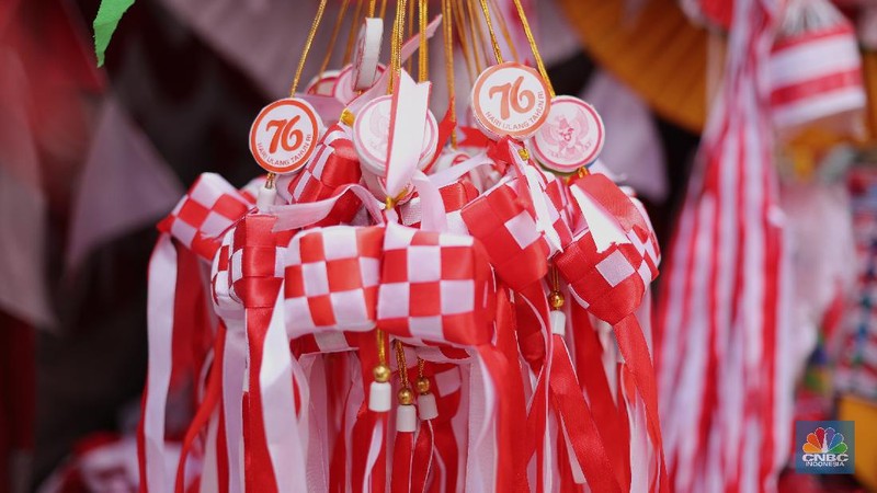Pedagang memasang pernak pernik bendera di kawasan Pasar Kramat Jati, Jakarta, Senin (9/8/2021). Pedagang mengeluhkan sepinya pembeli, momentum Hari Kemerdekaan RI seharusnya menjadi ladang rezeki dari menjual pernak pernik hiasan bendera merah putih. 
Sahir (25) menjual pernak-pernik bendera sejak tahun 2013 ini mengatakan 