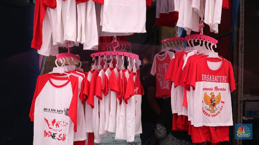 Penjualan Pernak-pernik HUT Kemerdakaan RI (CNBC Indonesia/ Tri Susilo)