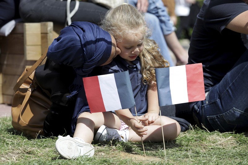 Pesta Tuan Rumah Olimpiade 2024 di Paris, Prancis Spectators gather at the Olympics fan zone in the Trocadero Gardens in front of the Eiffel Tower in Paris, Sunday, Aug. 8, 2021. Celebrations were held in Paris Sunday as part of the handover ceremony of Tokyo 2020 to Paris 2024, as Paris will be the next Summer Games host in 2024. The passing of the hosting baton will be split between the Olympic Stadium in Tokyo and a public party and concert in Paris. (AP Photo/Francois Mori)