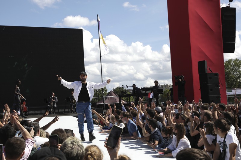 Pesta Tuan Rumah Olimpiade 2024 di Paris, Prancis Spectators gather at the Olympics fan zone in the Trocadero Gardens in front of the Eiffel Tower in Paris, Sunday, Aug. 8, 2021. Celebrations were held in Paris Sunday as part of the handover ceremony of Tokyo 2020 to Paris 2024, as Paris will be the next Summer Games host in 2024. The passing of the hosting baton will be split between the Olympic Stadium in Tokyo and a public party and concert in Paris. (AP Photo/Francois Mori)
