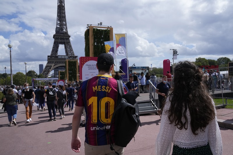 Pesta Tuan Rumah Olimpiade 2024 di Paris, Prancis Spectators gather at the Olympics fan zone in the Trocadero Gardens in front of the Eiffel Tower in Paris, Sunday, Aug. 8, 2021. Celebrations were held in Paris Sunday as part of the handover ceremony of Tokyo 2020 to Paris 2024, as Paris will be the next Summer Games host in 2024. The passing of the hosting baton will be split between the Olympic Stadium in Tokyo and a public party and concert in Paris. (AP Photo/Francois Mori)