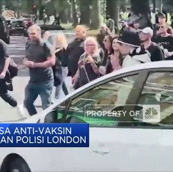 Pengunjuk Rasa Anti-Vaksin Bentrok Dengan Polisi London