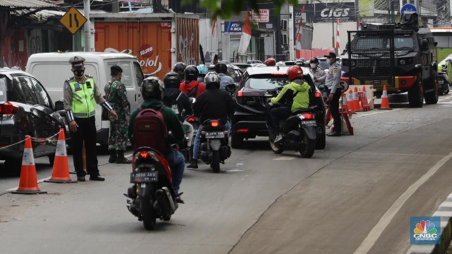 Sejumlah kendaraan melintas diposko penyekatan di Jalan Lenteng Agung Raya, Selasa, 10/8. Jumlah kendaraan selama Pemberlakuan Pembatasan Kegiatan Masyarakat (PPKM) Level 4 yang melalui posko penyekatan di Jalan Lenteng Agung Raya, Jakarta Selatan, diakui lebih banyak. Pantauan ²©²ÊÍøÕ¾ terlihat juga jalur darurat dan khusus tenaga kesehatan (nakes) yang masih dipasang di pos penyekatan Lenteng Agung, Jakarta Selatan pada hari kelima pelaksanaan PPKM Darurat. Ruas paling kanan digunakan untuk nakes, pengendara berkebutuhan darurat, serta kendaraan yang hendak melakukan putar balik arah Depok melalui fly over tapal kuda; ruas tengah untuk mobil; dan ruas paling kiri untuk pengendara roda dua.
Sementara itu ruas jalur paling kiri terlihat paling dipadati pengendara. Puluhan kendaraan roda dua sempat menumpuk hingga beberapa meter. Perwira Pengendali Pos Penyekatan PPKM Ipda Kebol Sitio menduga peningkatan mobilitas tersebut karena pemerintah juga mulai melonggarkan aktivitas warga, seperti pada aktivitas di pasar rakyat, restoran, maupun pekerja kantor.