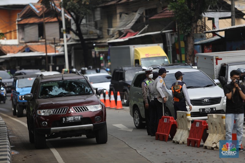 Pos Penyekatan PPKM Level 4 Tanpa Penjagaan Pengendara melewati pos penyekatan PPKM darurat yang kosong tanpa petugas di perbatasan Jakarta - Tangerang, Selasa (10/8/2021). Berdasarkan pantauan CNBC Indonesia diloaksi, tidak ada satupun tim aparat gabungan yang berjaga di pos penyekatan PPKM darurat tersebut. Dilokasi hanya ada tenda polantas dan traffic cone yang terpasang dilokasi. Begitu juga dengan pos penyekatan PPKM darurat di kawasan Bulungan, Jakarta Selatan, dilokasi hanya ada plang yang bertuliskan Oprasi Yustisi Protokol Covid-19 serta lokasi penjagaan juga tidak ada petugas gabungan. Lokasi pos penyekatan PPKM darurat tanpa petugas juga terjadi di Taman Alfa, Jakarta Barat
(CNBC Indonesia/ Tri Susilo)