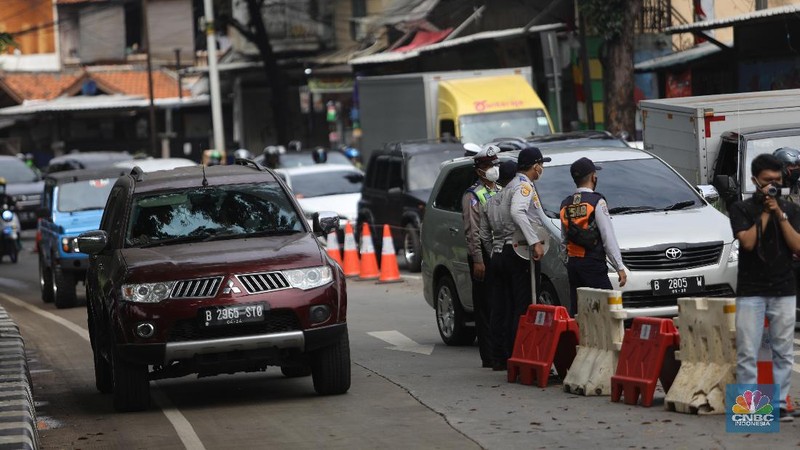Pengendara melewati pos penyekatan PPKM darurat yang kosong tanpa petugas di perbatasan Jakarta - Tangerang, Selasa (10/8/2021). Berdasarkan pantauan CNBC Indonesia diloaksi, tidak ada satupun tim aparat gabungan yang berjaga di pos penyekatan PPKM darurat tersebut. Dilokasi hanya ada tenda polantas dan traffic cone yang terpasang dilokasi. Begitu juga dengan pos penyekatan PPKM darurat di kawasan Bulungan, Jakarta Selatan, dilokasi hanya ada plang yang bertuliskan Oprasi Yustisi Protokol Covid-19 serta lokasi penjagaan juga tidak ada petugas gabungan. Lokasi pos penyekatan PPKM darurat tanpa petugas juga terjadi di Taman Alfa, Jakarta Barat
 (CNBC Indonesia/ Tri Susilo)