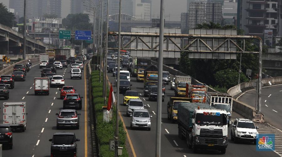 Sejumlah kendaraan melintas diposko penyekatan di Jalan Lenteng Agung Raya, Selasa, 10/8. Jumlah kendaraan selama Pemberlakuan Pembatasan Kegiatan Masyarakat (PPKM) Level 4 yang melalui posko penyekatan di Jalan Lenteng Agung Raya, Jakarta Selatan, diakui lebih banyak. Pantauan վ terlihat juga   jalur darurat dan khusus tenaga kesehatan (nakes) yang masih dipasang di pos penyekatan Lenteng Agung, Jakarta Selatan pada hari kelima pelaksanaan PPKM Darurat. Ruas paling kanan digunakan untuk nakes, pengendara berkebutuhan darurat, serta kendaraan yang hendak melakukan putar balik arah Depok melalui fly over tapal kuda; ruas tengah untuk mobil; dan ruas paling kiri untuk pengendara roda dua.
Sementara itu ruas jalur paling kiri terlihat paling dipadati pengendara. Puluhan kendaraan roda dua sempat menumpuk hingga beberapa meter. Perwira Pengendali Pos Penyekatan PPKM Ipda Kebol Sitio menduga peningkatan mobilitas tersebut karena pemerintah juga mulai melonggarkan aktivitas warga, seperti pada aktivitas di pasar rakyat, restoran, maupun pekerja kantor. 