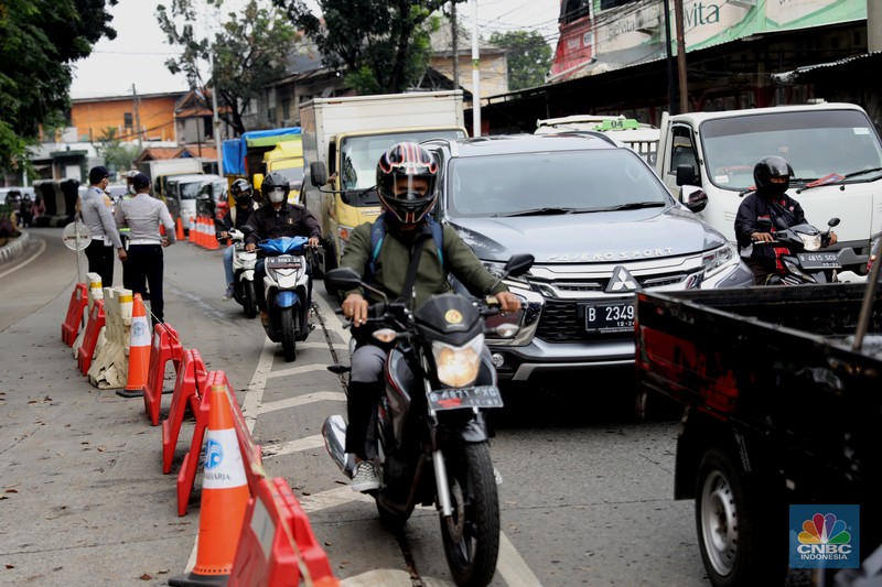 Pos Penyekatan PPKM Level 4 Tanpa Penjagaan Pengendara melewati pos penyekatan PPKM darurat yang kosong tanpa petugas di perbatasan Jakarta - Tangerang, Selasa (10/8/2021). Berdasarkan pantauan CNBC Indonesia diloaksi, tidak ada satupun tim aparat gabungan yang berjaga di pos penyekatan PPKM darurat tersebut. Dilokasi hanya ada tenda polantas dan traffic cone yang terpasang dilokasi. Begitu juga dengan pos penyekatan PPKM darurat di kawasan Bulungan, Jakarta Selatan, dilokasi hanya ada plang yang bertuliskan Oprasi Yustisi Protokol Covid-19 serta lokasi penjagaan juga tidak ada petugas gabungan. Lokasi pos penyekatan PPKM darurat tanpa petugas juga terjadi di Taman Alfa, Jakarta Barat
(CNBC Indonesia/ Tri Susilo)