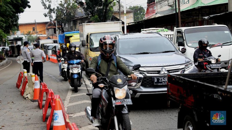 Pengendara melewati pos penyekatan PPKM darurat yang kosong tanpa petugas di perbatasan Jakarta - Tangerang, Selasa (10/8/2021). Berdasarkan pantauan CNBC Indonesia diloaksi, tidak ada satupun tim aparat gabungan yang berjaga di pos penyekatan PPKM darurat tersebut. Dilokasi hanya ada tenda polantas dan traffic cone yang terpasang dilokasi. Begitu juga dengan pos penyekatan PPKM darurat di kawasan Bulungan, Jakarta Selatan, dilokasi hanya ada plang yang bertuliskan Oprasi Yustisi Protokol Covid-19 serta lokasi penjagaan juga tidak ada petugas gabungan. Lokasi pos penyekatan PPKM darurat tanpa petugas juga terjadi di Taman Alfa, Jakarta Barat
 (CNBC Indonesia/ Tri Susilo)