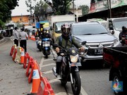 Sejumlah kendaraan melintas diposko penyekatan di Jalan Lenteng Agung Raya, Selasa, 10/8. Jumlah kendaraan selama Pemberlakuan Pembatasan Kegiatan Masyarakat (PPKM) Level 4 yang melalui posko penyekatan di Jalan Lenteng Agung Raya, Jakarta Selatan, d