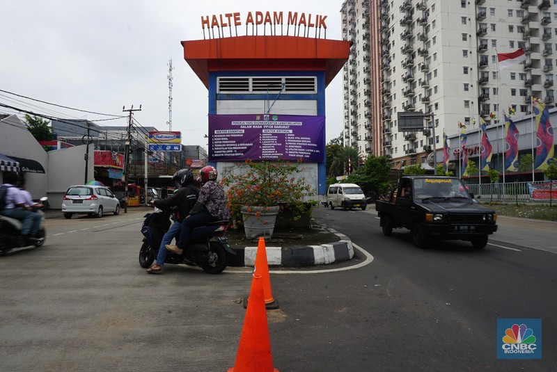 Pos Penyekatan PPKM Level 4 Tanpa Penjagaan Pengendara melewati pos penyekatan PPKM darurat yang kosong tanpa petugas di perbatasan Jakarta - Tangerang, Selasa (10/8/2021). Berdasarkan pantauan CNBC Indonesia diloaksi, tidak ada satupun tim aparat gabungan yang berjaga di pos penyekatan PPKM darurat tersebut. Dilokasi hanya ada tenda polantas dan traffic cone yang terpasang dilokasi. Begitu juga dengan pos penyekatan PPKM darurat di kawasan Bulungan, Jakarta Selatan, dilokasi hanya ada plang yang bertuliskan Oprasi Yustisi Protokol Covid-19 serta lokasi penjagaan juga tidak ada petugas gabungan. Lokasi pos penyekatan PPKM darurat tanpa petugas juga terjadi di Taman Alfa, Jakarta Barat
(CNBC Indonesia/ Tri Susilo)