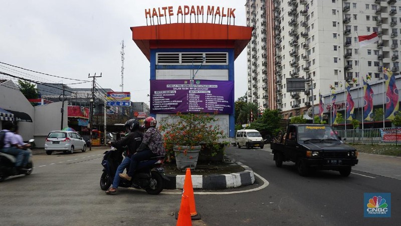 Pengendara melewati pos penyekatan PPKM darurat yang kosong tanpa petugas di perbatasan Jakarta - Tangerang, Selasa (10/8/2021). Berdasarkan pantauan CNBC Indonesia diloaksi, tidak ada satupun tim aparat gabungan yang berjaga di pos penyekatan PPKM darurat tersebut. Dilokasi hanya ada tenda polantas dan traffic cone yang terpasang dilokasi. Begitu juga dengan pos penyekatan PPKM darurat di kawasan Bulungan, Jakarta Selatan, dilokasi hanya ada plang yang bertuliskan Oprasi Yustisi Protokol Covid-19 serta lokasi penjagaan juga tidak ada petugas gabungan. Lokasi pos penyekatan PPKM darurat tanpa petugas juga terjadi di Taman Alfa, Jakarta Barat
 (CNBC Indonesia/ Tri Susilo)
