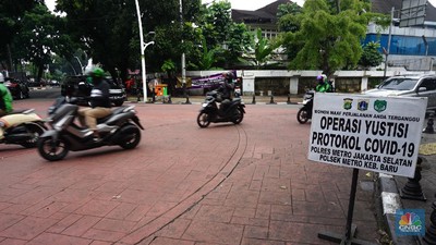 Pos Penyekatan PPKM Level 4 Tanpa Penjagaan Pengendara melewati pos penyekatan PPKM darurat yang kosong tanpa petugas di perbatasan Jakarta - Tangerang, Selasa (10/8/2021). Berdasarkan pantauan CNBC Indonesia diloaksi, tidak ada satupun tim aparat gabungan yang berjaga di pos penyekatan PPKM darurat tersebut. Dilokasi hanya ada tenda polantas dan traffic cone yang terpasang dilokasi. Begitu juga dengan pos penyekatan PPKM darurat di kawasan Bulungan, Jakarta Selatan, dilokasi hanya ada plang yang bertuliskan Oprasi Yustisi Protokol Covid-19 serta lokasi penjagaan juga tidak ada petugas gabungan. Lokasi pos penyekatan PPKM darurat tanpa petugas juga terjadi di Taman Alfa, Jakarta Barat
(CNBC Indonesia/ Tri Susilo)