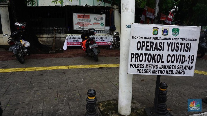 Pos Penyekatan PPKM Level 4 Tanpa Penjagaan Pengendara melewati pos penyekatan PPKM darurat yang kosong tanpa petugas di perbatasan Jakarta - Tangerang, Selasa (10/8/2021). Berdasarkan pantauan CNBC Indonesia diloaksi, tidak ada satupun tim aparat gabungan yang berjaga di pos penyekatan PPKM darurat tersebut. Dilokasi hanya ada tenda polantas dan traffic cone yang terpasang dilokasi. Begitu juga dengan pos penyekatan PPKM darurat di kawasan Bulungan, Jakarta Selatan, dilokasi hanya ada plang yang bertuliskan Oprasi Yustisi Protokol Covid-19 serta lokasi penjagaan juga tidak ada petugas gabungan. Lokasi pos penyekatan PPKM darurat tanpa petugas juga terjadi di Taman Alfa, Jakarta Barat
(CNBC Indonesia/ Tri Susilo)