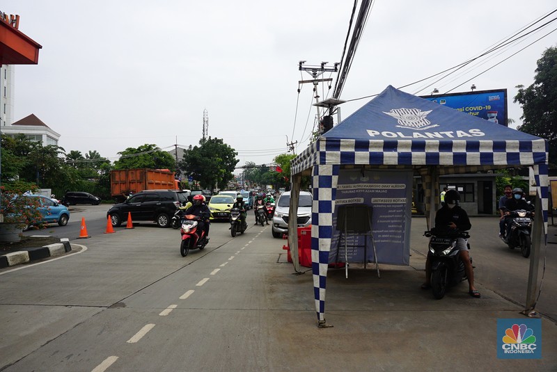 Pos Penyekatan PPKM Level 4 Tanpa Penjagaan Pengendara melewati pos penyekatan PPKM darurat yang kosong tanpa petugas di perbatasan Jakarta - Tangerang, Selasa (10/8/2021). Berdasarkan pantauan CNBC Indonesia diloaksi, tidak ada satupun tim aparat gabungan yang berjaga di pos penyekatan PPKM darurat tersebut. Dilokasi hanya ada tenda polantas dan traffic cone yang terpasang dilokasi. Begitu juga dengan pos penyekatan PPKM darurat di kawasan Bulungan, Jakarta Selatan, dilokasi hanya ada plang yang bertuliskan Oprasi Yustisi Protokol Covid-19 serta lokasi penjagaan juga tidak ada petugas gabungan. Lokasi pos penyekatan PPKM darurat tanpa petugas juga terjadi di Taman Alfa, Jakarta Barat
(CNBC Indonesia/ Tri Susilo)