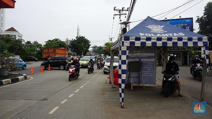 Pengendara melewati pos penyekatan PPKM darurat yang kosong tanpa petugas di perbatasan Jakarta - Tangerang, Selasa (10/8/2021). Berdasarkan pantauan CNBC Indonesia diloaksi, tidak ada satupun tim aparat gabungan yang berjaga di pos penyekatan PPKM darurat tersebut. Dilokasi hanya ada tenda polantas dan traffic cone yang terpasang dilokasi. Begitu juga dengan pos penyekatan PPKM darurat di kawasan Bulungan, Jakarta Selatan, dilokasi hanya ada plang yang bertuliskan Oprasi Yustisi Protokol Covid-19 serta lokasi penjagaan juga tidak ada petugas gabungan. Lokasi pos penyekatan PPKM darurat tanpa petugas juga terjadi di Taman Alfa, Jakarta Barat
 (CNBC Indonesia/ Tri Susilo)