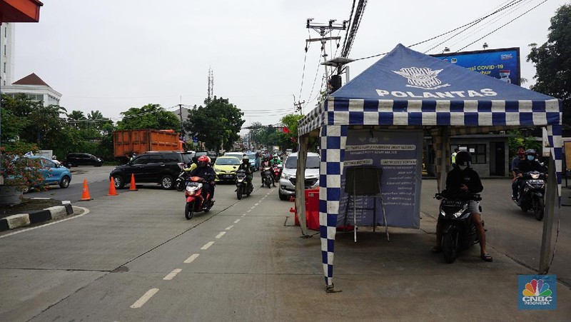 Pengendara melewati pos penyekatan PPKM darurat yang kosong tanpa petugas di perbatasan Jakarta - Tangerang, Selasa (10/8/2021). Berdasarkan pantauan CNBC Indonesia diloaksi, tidak ada satupun tim aparat gabungan yang berjaga di pos penyekatan PPKM darurat tersebut. Dilokasi hanya ada tenda polantas dan traffic cone yang terpasang dilokasi. Begitu juga dengan pos penyekatan PPKM darurat di kawasan Bulungan, Jakarta Selatan, dilokasi hanya ada plang yang bertuliskan Oprasi Yustisi Protokol Covid-19 serta lokasi penjagaan juga tidak ada petugas gabungan. Lokasi pos penyekatan PPKM darurat tanpa petugas juga terjadi di Taman Alfa, Jakarta Barat
 (CNBC Indonesia/ Tri Susilo)