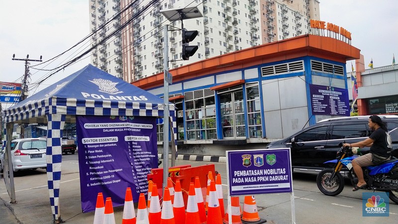 Pos Penyekatan PPKM Level 4 Tanpa Penjagaan Pengendara melewati pos penyekatan PPKM darurat yang kosong tanpa petugas di perbatasan Jakarta - Tangerang, Selasa (10/8/2021). Berdasarkan pantauan CNBC Indonesia diloaksi, tidak ada satupun tim aparat gabungan yang berjaga di pos penyekatan PPKM darurat tersebut. Dilokasi hanya ada tenda polantas dan traffic cone yang terpasang dilokasi. Begitu juga dengan pos penyekatan PPKM darurat di kawasan Bulungan, Jakarta Selatan, dilokasi hanya ada plang yang bertuliskan Oprasi Yustisi Protokol Covid-19 serta lokasi penjagaan juga tidak ada petugas gabungan. Lokasi pos penyekatan PPKM darurat tanpa petugas juga terjadi di Taman Alfa, Jakarta Barat
(CNBC Indonesia/ Tri Susilo)