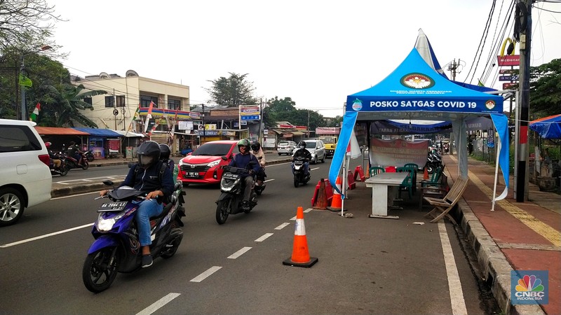 Pos Penyekatan PPKM Level 4 Tanpa Penjagaan Pengendara melewati pos penyekatan PPKM darurat yang kosong tanpa petugas di perbatasan Jakarta - Tangerang, Selasa (10/8/2021). Berdasarkan pantauan CNBC Indonesia diloaksi, tidak ada satupun tim aparat gabungan yang berjaga di pos penyekatan PPKM darurat tersebut. Dilokasi hanya ada tenda polantas dan traffic cone yang terpasang dilokasi. Begitu juga dengan pos penyekatan PPKM darurat di kawasan Bulungan, Jakarta Selatan, dilokasi hanya ada plang yang bertuliskan Oprasi Yustisi Protokol Covid-19 serta lokasi penjagaan juga tidak ada petugas gabungan. Lokasi pos penyekatan PPKM darurat tanpa petugas juga terjadi di Taman Alfa, Jakarta Barat
(CNBC Indonesia/ Tri Susilo)
