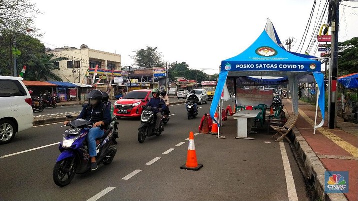 Pos Penyekatan PPKM Level 4 Tanpa Penjagaan Pengendara melewati pos penyekatan PPKM darurat yang kosong tanpa petugas di perbatasan Jakarta - Tangerang, Selasa (10/8/2021). Berdasarkan pantauan CNBC Indonesia diloaksi, tidak ada satupun tim aparat gabungan yang berjaga di pos penyekatan PPKM darurat tersebut. Dilokasi hanya ada tenda polantas dan traffic cone yang terpasang dilokasi. Begitu juga dengan pos penyekatan PPKM darurat di kawasan Bulungan, Jakarta Selatan, dilokasi hanya ada plang yang bertuliskan Oprasi Yustisi Protokol Covid-19 serta lokasi penjagaan juga tidak ada petugas gabungan. Lokasi pos penyekatan PPKM darurat tanpa petugas juga terjadi di Taman Alfa, Jakarta Barat
(CNBC Indonesia/ Tri Susilo)