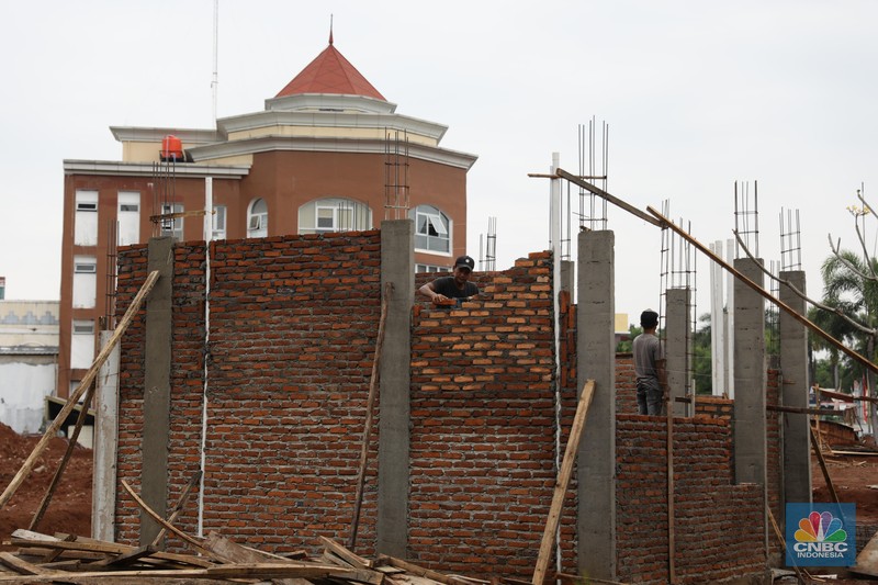 Kendaraan melintas di depan kawasan pembangunan perumahan di GDC, Depok Jawa Barat, Selasa (10/8). Taman rekreasi air yang dulunya Aladin Waterpark ini gulung tikar dan berganti pembangunan Cluster baru. Dampak pandemi memukul sangat keras pelaku usaha  theme park maupun water boom. Sektor ini memang sangat dekat dengan kerumunan dan nir jaga jarak sosial. Tempat wisata yang mengusung nuansa timur tengah  sudah berganti pembangunan rumah. Depok Fantasi Waterpark merupakan pioneer taman rekreasi air di kota Depok. Menurut penjelasan keterangan resmi pada laman Facebook SMR Group 2019 lalu, selaku pengelola. Destinasi ini berdiri pada 8 Agustus 2008 lalu, Dengan beragam atraksi mulai dari perosotan besar, perosotan anak-anak, tricky bucket, dan lainnya. Menurut salah satu pedagang yang berjualan di depan area tersebut mengatakan pembangunan rumah ini baru baru di bangun baru beberapa bulan lalu. 
