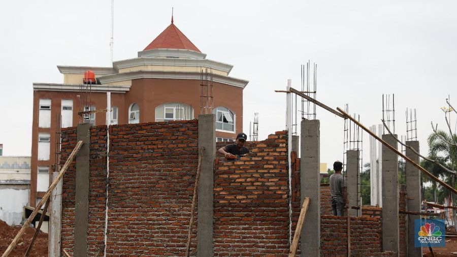 Kendaraan melintas di depan kawasan pembangunan perumahan di GDC, Depok Jawa Barat, Selasa (10/8). Taman rekreasi air yang dulunya Aladin Waterpark ini gulung tikar dan berganti pembangunan Cluster baru. Dampak pandemi memukul sangat keras pelaku usaha  theme park maupun water boom. Sektor ini memang sangat dekat dengan kerumunan dan nir jaga jarak sosial. Tempat wisata yang mengusung nuansa timur tengah  sudah berganti pembangunan rumah. Depok Fantasi Waterpark merupakan pioneer taman rekreasi air di kota Depok. Menurut penjelasan keterangan resmi pada laman Facebook SMR Group 2019 lalu, selaku pengelola. Destinasi ini berdiri pada 8 Agustus 2008 lalu, Dengan beragam atraksi mulai dari perosotan besar, perosotan anak-anak, tricky bucket, dan lainnya. Menurut salah satu pedagang yang berjualan di depan area tersebut mengatakan pembangunan rumah ini baru baru di bangun baru beberapa bulan lalu. 