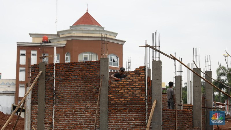 Kendaraan melintas di depan kawasan pembangunan perumahan di GDC, Depok Jawa Barat, Selasa (10/8). Taman rekreasi air yang dulunya Aladin Waterpark ini gulung tikar dan berganti pembangunan Cluster baru. Dampak pandemi memukul sangat keras pelaku usaha  theme park maupun water boom. Sektor ini memang sangat dekat dengan kerumunan dan nir jaga jarak sosial. Tempat wisata yang mengusung nuansa timur tengah  sudah berganti pembangunan rumah. Depok Fantasi Waterpark merupakan pioneer taman rekreasi air di kota Depok. Menurut penjelasan keterangan resmi pada laman Facebook SMR Group 2019 lalu, selaku pengelola. Destinasi ini berdiri pada 8 Agustus 2008 lalu, Dengan beragam atraksi mulai dari perosotan besar, perosotan anak-anak, tricky bucket, dan lainnya. Menurut salah satu pedagang yang berjualan di depan area tersebut mengatakan pembangunan rumah ini baru baru di bangun baru beberapa bulan lalu. 