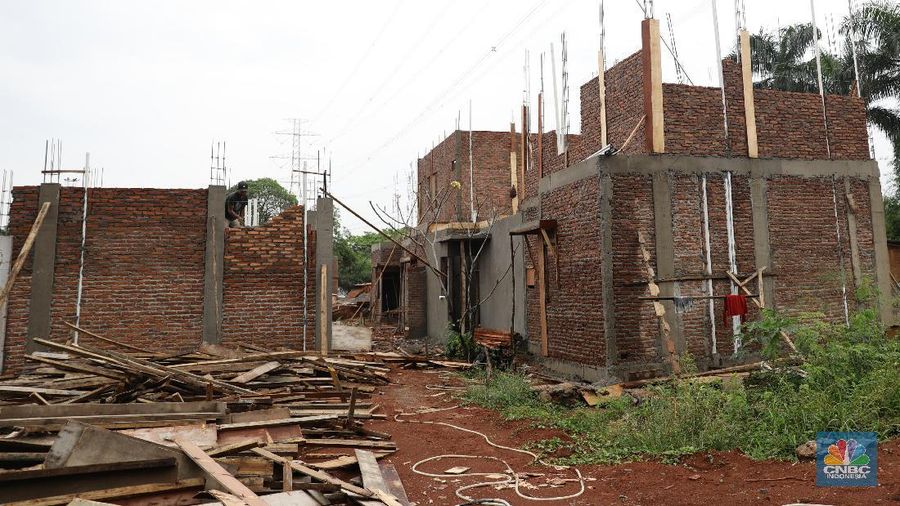 Kendaraan melintas di depan kawasan pembangunan perumahan di GDC, Depok Jawa Barat, Selasa (10/8). Taman rekreasi air yang dulunya Aladin Waterpark ini gulung tikar dan berganti pembangunan Cluster baru. Dampak pandemi memukul sangat keras pelaku usaha  theme park maupun water boom. Sektor ini memang sangat dekat dengan kerumunan dan nir jaga jarak sosial. Tempat wisata yang mengusung nuansa timur tengah  sudah berganti pembangunan rumah. Depok Fantasi Waterpark merupakan pioneer taman rekreasi air di kota Depok. Menurut penjelasan keterangan resmi pada laman Facebook SMR Group 2019 lalu, selaku pengelola. Destinasi ini berdiri pada 8 Agustus 2008 lalu, Dengan beragam atraksi mulai dari perosotan besar, perosotan anak-anak, tricky bucket, dan lainnya. Menurut salah satu pedagang yang berjualan di depan area tersebut mengatakan pembangunan rumah ini baru baru di bangun baru beberapa bulan lalu. 