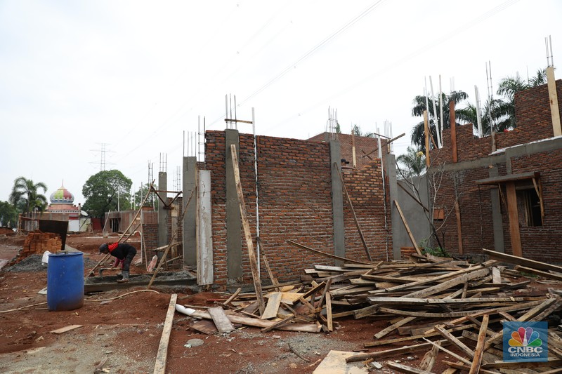 Kendaraan melintas di depan kawasan pembangunan perumahan di GDC, Depok Jawa Barat, Selasa (10/8). Taman rekreasi air yang dulunya Aladin Waterpark ini gulung tikar dan berganti pembangunan Cluster baru. Dampak pandemi memukul sangat keras pelaku usaha  theme park maupun water boom. Sektor ini memang sangat dekat dengan kerumunan dan nir jaga jarak sosial. Tempat wisata yang mengusung nuansa timur tengah  sudah berganti pembangunan rumah. Depok Fantasi Waterpark merupakan pioneer taman rekreasi air di kota Depok. Menurut penjelasan keterangan resmi pada laman Facebook SMR Group 2019 lalu, selaku pengelola. Destinasi ini berdiri pada 8 Agustus 2008 lalu, Dengan beragam atraksi mulai dari perosotan besar, perosotan anak-anak, tricky bucket, dan lainnya. Menurut salah satu pedagang yang berjualan di depan area tersebut mengatakan pembangunan rumah ini baru baru di bangun baru beberapa bulan lalu. 