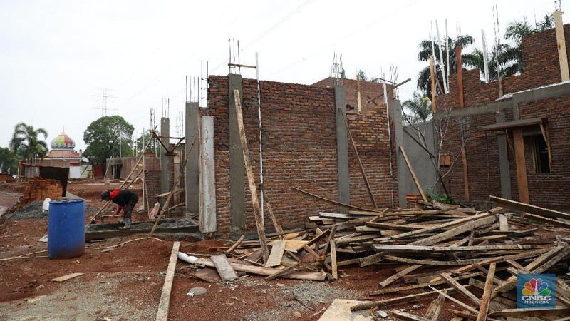 Kendaraan melintas di depan kawasan pembangunan perumahan di GDC, Depok Jawa Barat, Selasa (10/8). Taman rekreasi air yang dulunya Aladin Waterpark ini gulung tikar dan berganti pembangunan Cluster baru. Dampak pandemi memukul sangat keras pelaku usaha  theme park maupun water boom. Sektor ini memang sangat dekat dengan kerumunan dan nir jaga jarak sosial. Tempat wisata yang mengusung nuansa timur tengah  sudah berganti pembangunan rumah. Depok Fantasi Waterpark merupakan pioneer taman rekreasi air di kota Depok. Menurut penjelasan keterangan resmi pada laman Facebook SMR Group 2019 lalu, selaku pengelola. Destinasi ini berdiri pada 8 Agustus 2008 lalu, Dengan beragam atraksi mulai dari perosotan besar, perosotan anak-anak, tricky bucket, dan lainnya. Menurut salah satu pedagang yang berjualan di depan area tersebut mengatakan pembangunan rumah ini baru baru di bangun baru beberapa bulan lalu. 